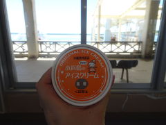 次は小浜港に行きました。
くば屋ぁでお昼代わりに黒糖アイスを。
暑い日のアイスって最高！しみる！！