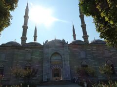 2時間半ほど高速道路を走って、エデルネの街に到着しました。イスラーム建築の最高到達点とされるセリミエ・モスクです。