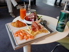 8月9日（木）ホテルに朝食がついていなかったので、CDGのエールフランス航空のラウンジで有り難く朝食を頂けました。2年間貯めたマイルのおかげで、パリ経由ナポリまではビジネスに乗れました。JALがマイルでエールフランスと提携しているからできたことで感謝感謝。野菜ジュースがミネラル不足の身体に浸透するようで美味しい。