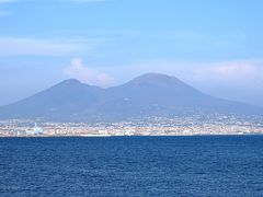 サンタルチアの海岸から見たヴェスヴィオ山。桜島のようです（行ったことありませんが）。