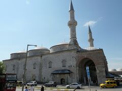 セリミエ・モスクの南300ｍにあるエスキ・ジャーミィです。15世紀初頭のオスマン帝国時代に建設されたモスクで、エディルネに現存する中では最古のモスクだそうです。
