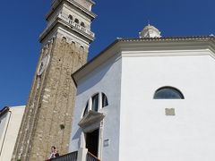 上りきったところに、聖ゲオルギウス教会（スロヴェニア語では、聖ユーリ）の鐘楼。ベネチアのサンマルコ寺院の鐘楼を真似て作られたものです。

手前の八角形の建物は洗礼堂です。

空の青と、白い壁の対比がまぶしい！