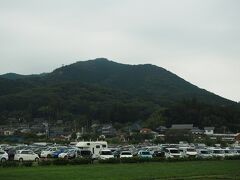 中間地点辺りから見上げた日和田山。この空を見ても分かる通り、今日は晴れ予報のはずなのですが、雲が厚い。と思ったら小雨が降り出しました。テントの下でしばらく待機。