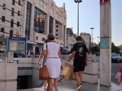 レスタウラドレス駅へ降りる階段です。地下鉄駅には赤いMのマークが付いています。ここを降りていくと、地下通路にマッサージ屋さんがあったのには笑えました。
台湾や韓国、日本なら日常の風景ですが、西の果てのポルトガルもクイックマッサージがあるってのがなんか嬉しくて。写真撮ってくれば良かった。