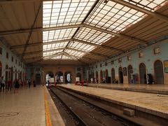 そして、改札を出て表示に従って階段を上がっていくと、すぐに国鉄サンタ・アポローニャ駅のホームです。とても乗り換えが簡単でびっくりしました。
国鉄駅は、ヨーロッパの終着駅らしく、線路がここで終わっている、どん詰まりホームです。