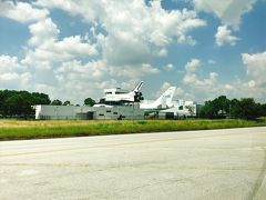 ヒューストン宇宙センターの回りを車で走ってみると、道路からスペースシャトルが見えましたーーー！スゴーーーーい！！
てか、中に入らなくても丸見えでしたw