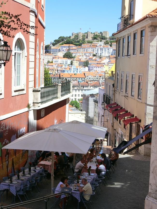 何百段の階段の両側にはレストランやバーが並び、通りに並べられたテーブルの横をすり抜けながら上り下りする。