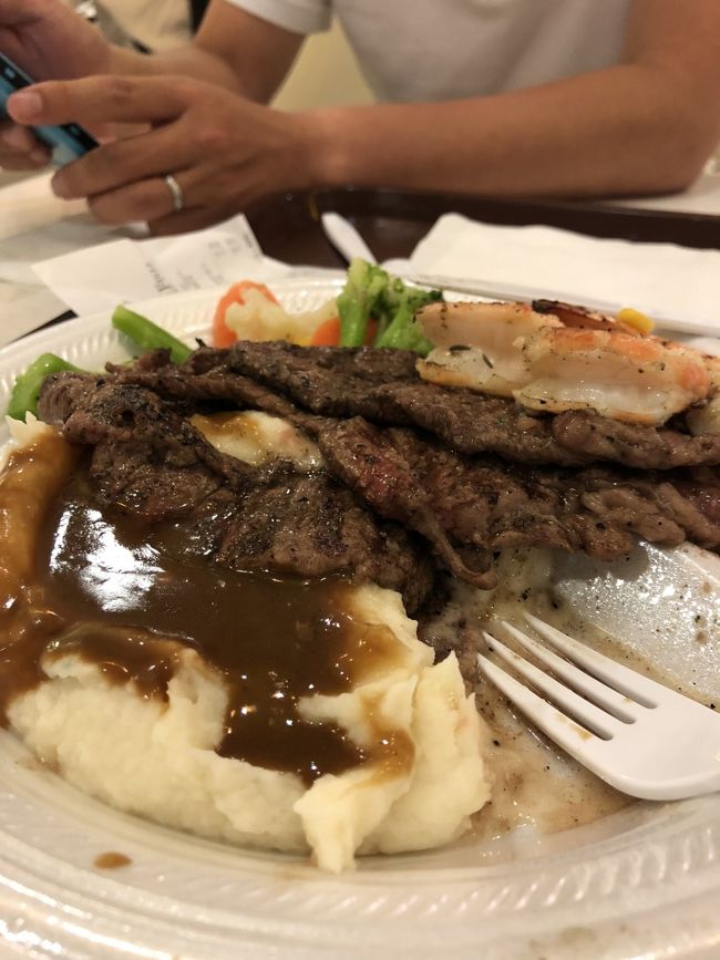 マカイマーケットのスティーク＆フィッシュカンパニーでステーキとエビのプレートを2人で１つ<br />少食一家なので十分お腹いっぱいです<br />このマッシュポテト、今すぐ食べたい<br /><br />満腹でアラモアナセンターをぶらぶら<br />お土産のホノルルクッキーを買ったり、日本からは撤退してしまったOLD NAVYで激安服を買ったりしてフラフラになりながらトロリーでワイキキへ