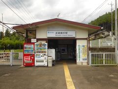 道路を挟んですぐにある武蔵横手駅。12時47分発の電車に間に合いました。