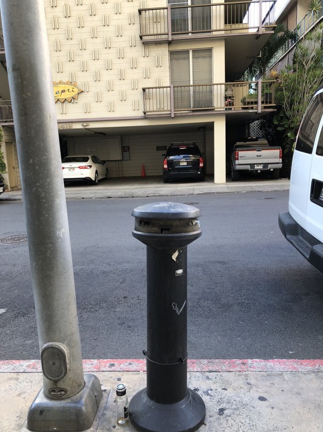 ココで、喫煙者情報<br />昨年まであったはずのハイアット入り口付近の灰皿が無くなってる！<br />カラカウア通り側の入り口とカイウラニ通りの入り口前にあったのに、今年はどちらもありませんでした<br />入り口付近で吸ってる方がいましたが、あんなに引っ切り無しにいた日本人の方は何処に追いやられたのでしょう？<br />興味が湧いたので、今後のためにもハイアットをグルリ一周したところ、裏側のコアアベニューの入り口、よくツアー集合場所になってるところから出て右側にひっそりとありました灰皿<br /><br />喫煙者はどんどん辛くなりますね～