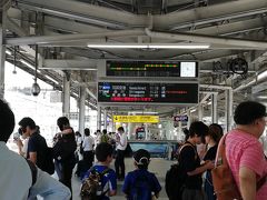 今回の旅行は
「沖縄への飛行機が安い」
「旦那が沖縄に行ったことが無い」
と言う所から始まりました。
(55日前まで予約の「スーパー先得」で片道1万円）

横浜駅から京急へ。