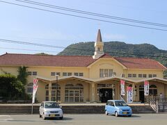 終点の三角駅はキリスト教や教会の多い天草諸島への入り口の駅としてモダンな駅舎でした。