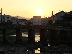 キリシタン館からぶらぶらと歩きながら本渡市街へ降りてきました。

この橋は江戸時代に作られた祗園橋です。 
天草地方は夕日のきれいな場所。 
今日は市街地だけど明日は夕日のきれいな場所に行く予定なので、楽しみです。

今日は本渡市内のビジネスホテル泊。 