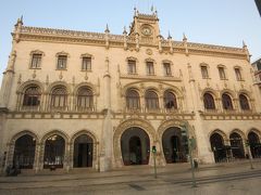 そして、「ドナ・マリア2世国立劇場」の通りを挟んで西側には、とても美しいたたずまいの国鉄「ロシオ駅」があります。
ここからはシントラ線が発着していて、ロカ岬やシントラの町に行くときに乗る列車が発着しています。
私は列車には乗りませんでしたが、ホテルからも徒歩１分といった位置にあったので、後日見学に行きましたので、詳細はまた後ほど…