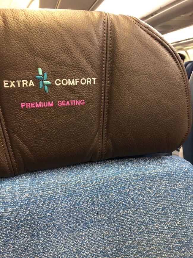 千歳→ホノルル便は19：30頃出発なので、主人はいつも当日仕事をちょっと早抜けして一旦帰宅してから家族で自宅を出ます<br />今回は待てど暮らせど帰ってこず、出発が遅れたお陰で、ハワイアンのカウンターにたどり着いた時には座席も選べない上にもう離れ席しか空いてないと言われてしまいました<br />いつも6月末頃に行く時は、エコノミーでも空席が多く横になって寝ながら到着なんてこともザラだったのでぬかったー<br />9月出発恐るべし<br />初エクストラコンフォート購入となりました<br />エコノミー席は満杯でしたが、私達の後ろのエクストラコンフォート席が空いていたので、途中から移動させてもらい少し楽させてもらいました