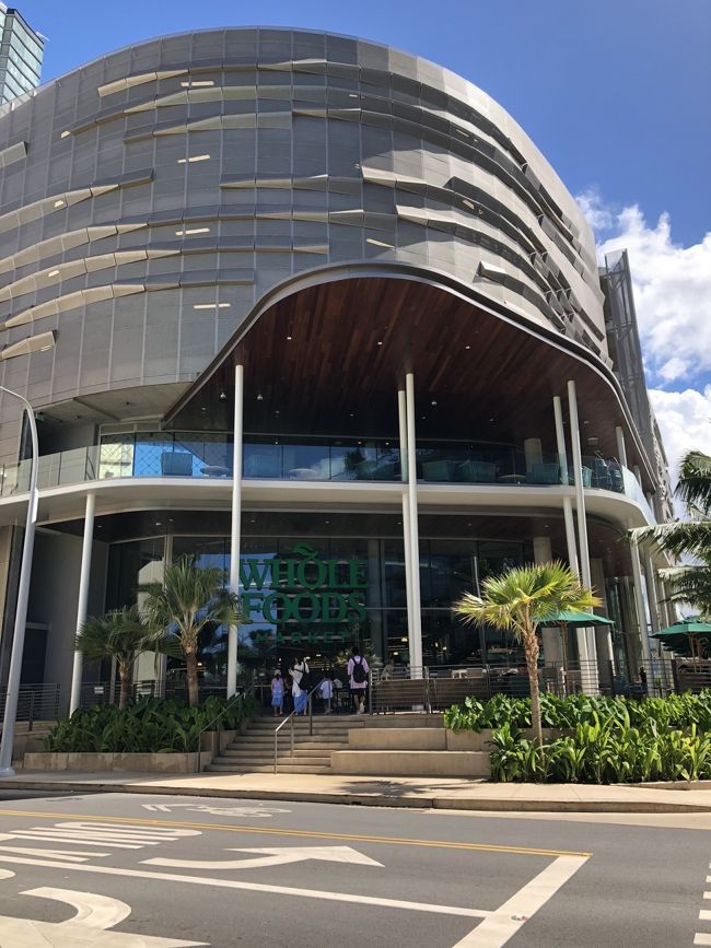 空港からJTBのバスでアラモアナまで<br />降車後、JTBのオリオリステーションに吸い込まれるように一直線の皆さんから離れ、そのままワードセンター行きのトロリーに乗り込みました<br />JTBのあれ、ツアーだと絶対寄らないとダメだと思っちゃいますよね～<br />シェラトン系列のホテル泊だと、このオリオリ云々でチェックインが出来るんだったかな？<br />我が家もプリンセスカイウラニ泊だったときに寄った記憶あります<br />用も無いのにふらっと入ろうとすると、ツアー証(トロリーのカード？)チェックされるし、オプショナルツアーの勧誘がキツイです<br />気軽に休めるところじゃないなぁアレ<br /><br />と余計なJTBネタはどうでもよくて、ワードですよ<br />とりあえず去年の6月にはまだ開店してなかったホールフーズを流しに行きました<br />カハラ店が大好きなので、チラ見程度でしたが、大き過ぎるし綺麗過ぎるしなんだか居心地良くなかった気がします<br />なので、買い物はせず、ワイキキでは飲めなくなってしまったラニカイジュースを外のテーブルでグビっと<br />娘はここのジュースを「命の水」とか言ってたような<br /><br />この後、これまた大好きなノードストロームラックにも寄りましたが、収穫はゼロ<br />やっとお昼くらいになったのでアラモアナに戻ります