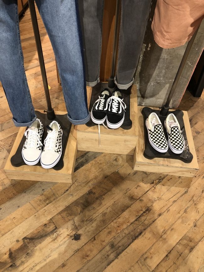 チェックイン後、荷ほどきと着替えを済ませ、ワイキキをぶらり<br />娘に頼まれたVansのスニーカーを探しに、ハイアット一階にある、Urban Outfittersまで来ましたが、娘指定の物は見当たらず<br />ココは旬のオサレ服やグッズが沢山で近所にあったらいいなー(日本未上陸)<br />場所も良いし入りやすいので、お客さんの出入りが多いです<br />昨日迷ったものが今日は無くなってる！て事もありました<br />ハワイの出会いは即決覚悟
