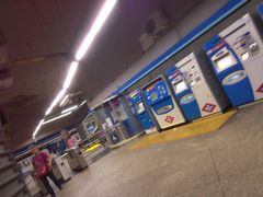 時刻はちょうどお昼過ぎ、という事でランチを頂くべく地下鉄でSol駅まで。
マドリード地下鉄の切符はICカード式になっている。券売機も英語対応しているので分かりやすい。
