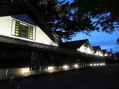 日和山公園の夕日は沈みましたが、私にはまだお楽しみがありました。夜の山居倉庫です。営業時間外でも外観は見ることができます。

山居倉庫は米どころ庄内のシンボルで、今でも現役の農業倉庫として活用されています。倉庫の屋根が規則正しく並べられているところが、私はとても美しいと思っています。
