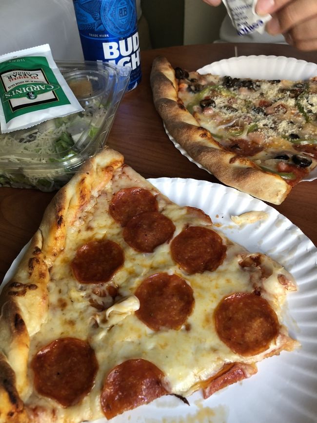到着日からブラブラしすぎてフラフラなので、晩御飯はマリアの入り口横にあるピザ屋さん、Slice of Waikiki Pizzaに決定<br />ペパロニとなんだったかな？スペシャル的なのを一枚ずつ<br />う、美味い！<br /><br />あ、あと、クヒオ通りのフードランドでサラダとかビールとか<br /><br />そんな感じで到着日が終了<br /><br />長くなっちゃってすみません<br />不慣れで