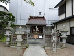 次は、藻塩焼神事で識られる御釜神社をお詣りしていきましょう。
御釜神社は鹽竈神社の境外末社です。
御祭神は鹽竈神社の別宮と同じく鹽土老翁神です。

◎藻塩焼神事（もしおやきしんじ）とは
毎年七月に斎行される御釜神社の神事です。
三つの神事からなり、古代の塩づくりの技術を伝える神事として昭和五十四年（1979）宮城県無形民俗文化財に指定されております。

※藻刈神事（もかりしんじ・七月四日）
七ヶ浜町花渕沖に船を出し、ホンダワラという海藻を刈り取ります。
※水替神事（みずかえしんじ・七月五日）
松島湾釜ヶ淵より満潮の塩水を汲み、神釜（しんかま）の水を入れ替えます。
※藻塩焼神事(もしおやきしんじ・七月六日)
境内の石竈に鉄製の平釜（神釜と同じような造り）をのせ、その上に竹の棚を設けます。
棚の上にホンダワラを広げて、海水を注ぐことによって濃度の高い海水ができます。
これを火打石でおこした忌火（神聖な火）で煮詰めていきます。

出来上がった藻塩はまず御釜神社の例祭で供えられ、七月十日の鹽竈神社の例祭にも供えられます。
