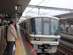 折り返しみやこ路快速京都駅となる電車が入って来ました。
２２１系の４両編成。１９８９年に投入開始された通勤用車両ですが、２８年経った今でも古さを感じさせません。
快適な車内は、首都圏の”立たせてるのが当たり前”的な詰め込み第一主義の通勤用車両とは真逆！
乗客ファーストじゃなきゃねっ（個人としての感想です）