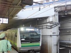 新横浜からは横浜線に乗り換えて横浜駅へ向かいます。
全列車が横浜に直通していないので運が悪いと東神奈川でもう一度乗り換えになります。
横浜線電車は混んでることが多いのも面倒な理由です。
