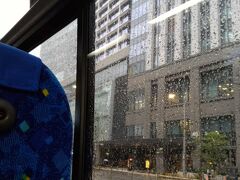 東京駅からはバスで成田空港へ向かいます。あいにくの雨です。