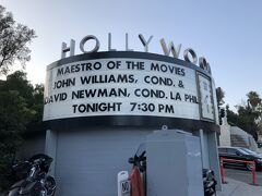 というわけで、ホテルから15分ほど歩くとハリウッド・ボウルに到着。「映画のマエストロ、ジョン・ウィリアムス指揮、デヴィッド・ニューマンも指揮、LAフィル」の看板。
