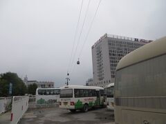 09時47分
バスセンターに到着しました。駐車場の上には天門山に行くロープウェイがはしっています。
