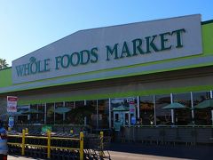 お向かいの「Whole Foods」にきました。
スーパーマーケットの中でも「Whole Foods」が一番好きかも☆
トレーダージョーズも好きだけど、ここはデリがあるのがポイント高しだな♪