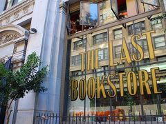 とってもアートな本屋さん「The Last Bookstore」にきました。
大きな荷物は入り口で預けないといけません。