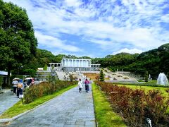 須磨離宮公園到着。
ここでの自由時間は１時間。
綾小路きみまろのような饒舌でおもしろいガイドのおじさんが

「事前に施設の方に話しを聞いたところ、今の季節何の花も咲いていない、レストハウスは改装中で入れない、特に何も無い、らしいです。」

そんな所に連れて行くの！？

と思ったのですが、行ってみると１時間では周りきれませんでした。
確かに花はまだあまり咲いていませんでしたが、花が咲く頃に行くととても良い公園だと思います。