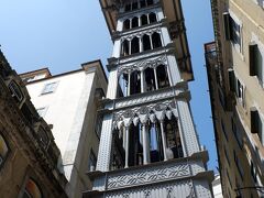 サンタ・ジュスタのエレベーターにやって来ました。
真下から見上げるとなかなかの迫力です。

地元の人向けに作られたもののはずですが、行列は観光客ばかりでした。
予想よりも列は短かったものの、40分くらい待って乗ることができました。
