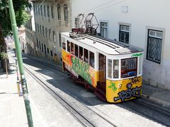 教会から少し坂を登ると、ケーブルカーが止まっていました。
ホームも案内も何もない駅です。