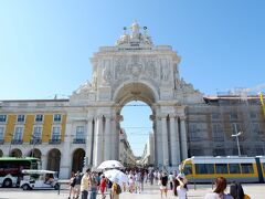 コメルシオ広場の向かいにあるのが、勝利のアーチ。

このアーチの先はアウグスタ通りという、地元の人や観光客で賑わう通りになります。