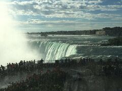 テーブルロックへ到着、カナダ滝を間近で見られます。

この写真はTABLE ROCK CENTRE　から撮っています。
９時になったので建物内のNiagara Parks Welcome Centreにて、ネット購入した
ADVENTURE PASS PLUSをチケットに交換します。