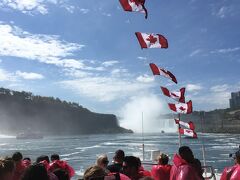 場所を移動して、次はHornblower Niagara Cruisesへ。
乗船を待つ長い列に並びます。意外にも最初に戻ってきた船に乗れました。
７００名乗船できるそうです。
左手にアメリカ滝を見ながら進みます。こちらでは赤いポンチョを着用ですが、滝に近づくにつれ風圧？でめくりあげられてしまいます。