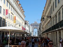 アウグスタ通り。

歩行者天国になっていて、道の真ん中はレストランやカフェのテーブルが置かれています。