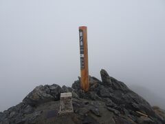 北岳山荘から間ノ岳までは誰にも会いませんでした。間ノ岳山頂も無人。