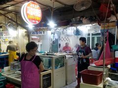 夕食は、港沿いのコムジャンオ通りにやって来ました。どの店先にも、水槽にはコムジャンオ（ぬたうなぎ）がたくさん。愛想の良かったおばちゃんの店に入ります。