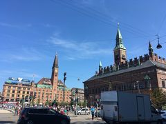 荷物を置いて早速観光に出掛けました、徒歩でぶらぶら、チボリ公園の周りをまわったりして、市庁舎まで。
コペンハーゲンはほかのヨーロッパの街に比べて、悪く言うと俗っぽい印象。でもすごく活気があります。古い歴史的な建造物にも気にしないでベカベカ広告や電飾的なものがあるので、すごい新鮮な驚きがありました。