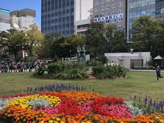 大通り公園は秋と言うより、春のようだ。
正に小春日和。