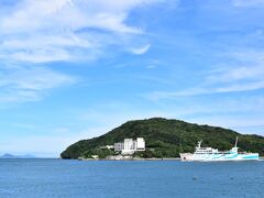 鳥羽駅すぐの広場から海が見えます。

鳥羽ってこんなに海がきれいな街だなんて初めて知りました。
やっぱり行ってみないと分からないことがたくさんあるな～

青い空と青い海、いくらでも眺めていられます…
足湯がそこにあるので海を見ながら足湯なんていうのもいいかもしれません！！