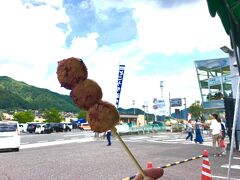 帰り道、戸河内ＩＣ前にあるだんごやさんで焼き団子ゲット！この香ばしい味噌がたまりません(￣￢￣)