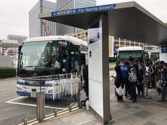 おはようございます。
今回の旅の始まりは東京駅からアクセス成田でスタートです。
ピッタリっぽいタイミングの時間を予約しておきましたが、1本前のバスに間に合い空席があるとの事で前倒してもらう事に。
ただし前倒しすると前の便のフリーの列の最後尾に。
なんか微妙…。