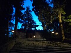 まだ夜明け前の内宮。

青い空。
澄んだ空気。
温かい光を放つ灯籠。
どれをとっても今までに経験したことがない雰囲気でした。
着いたのが朝の5時くらいでしたが、夜と朝の間というのがぴったりな静かな空間です。

この時間に来る最大のメリットは人が少ないこと。10時くらいに内宮の前を通りがかりましたが、駐車場が満車でそれを待つ車が行列を作っていました。90分待ちでした。○ィズニーランドレベル！