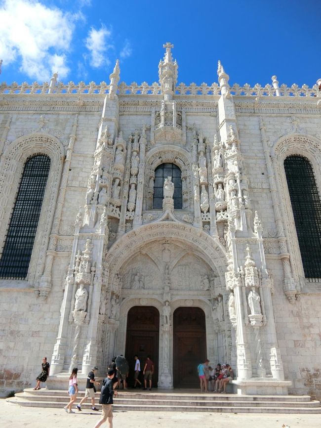 南門の偉容。<br />入り口のアーチの上に、エンリケ王子（Infante Dom Henrique de Avis）の像。