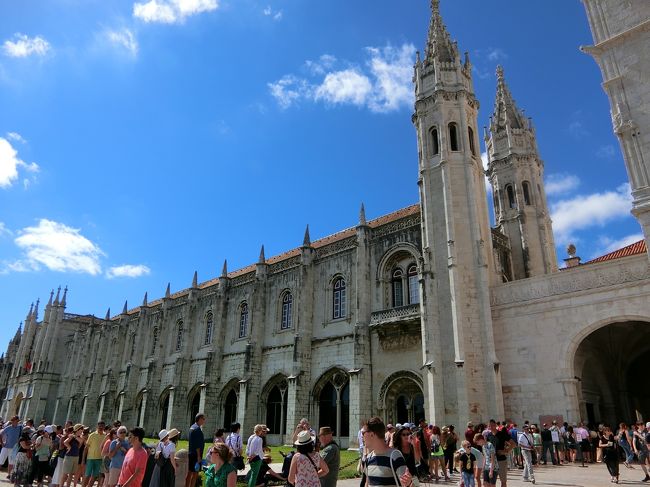 この時期、西門には長蛇の列が並ぶ。