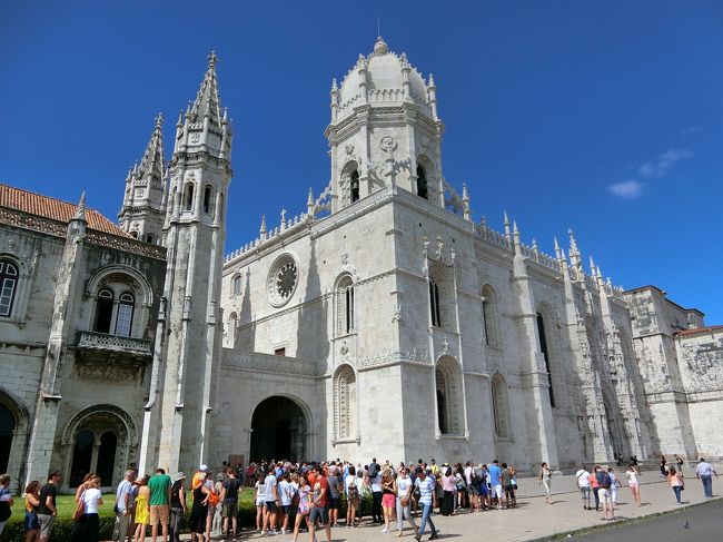 トラムを降りると、目の前に聳えるのがジェロニモス修道院。<br />海洋大国となったポルトガル王マヌエル１世が、航海王エンリケ王子とバスコ・ダ・ガマの偉業に対し完成させた。